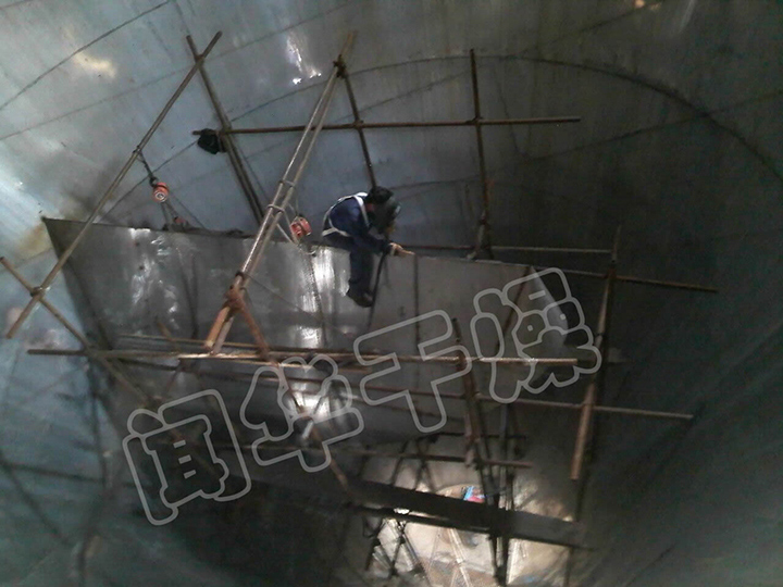 大型噴霧干燥機現場(chǎng)安裝中